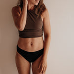 Periodenunterwäsche Bio Baumwolle Slip Schwarz Extra Strong am Model getragen sicheres Gefühl