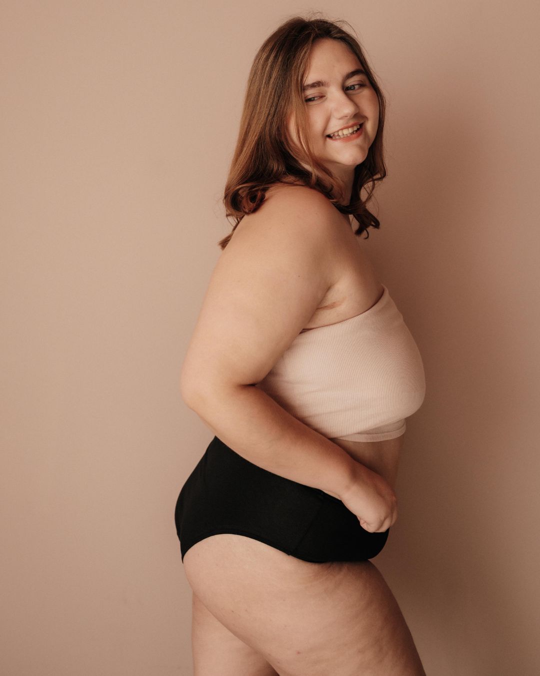 Periodenunterwäsche High Waist Bio Baumwolle schwarz Seite sanfter Bauch-Halt PETA approved vegan.