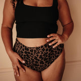 Periodenunterwäsche Leo High Waist Bio Baumwolle Extra Strong am Model Gr 44/46 hoher Sitz sicher