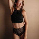 Periodenunterwäsche Leo High Waist Bio Baumwolle Extra Strong am Model getragen sicherer Form-Sitz