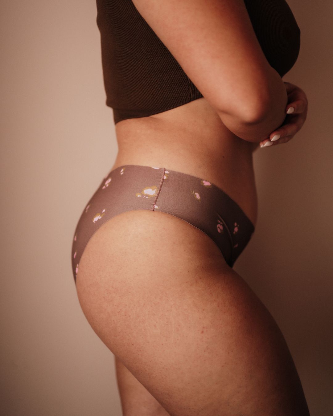 Periodenunterwäsche Seamless Blumen Slip mit mittlerem Beinausschnitt und feuchtigkeitstransportierendem Stoff.