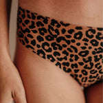 Periodenunterwäsche Seamless Leo Slip Medium Detail Leo-Muster beige schwarz weiches Material ohne Biozide