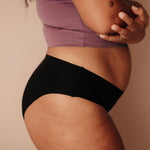Periodenunterwäsche Seamless Slip Schwarz Medium seitlich Seamless-Optik blickdicht vegan