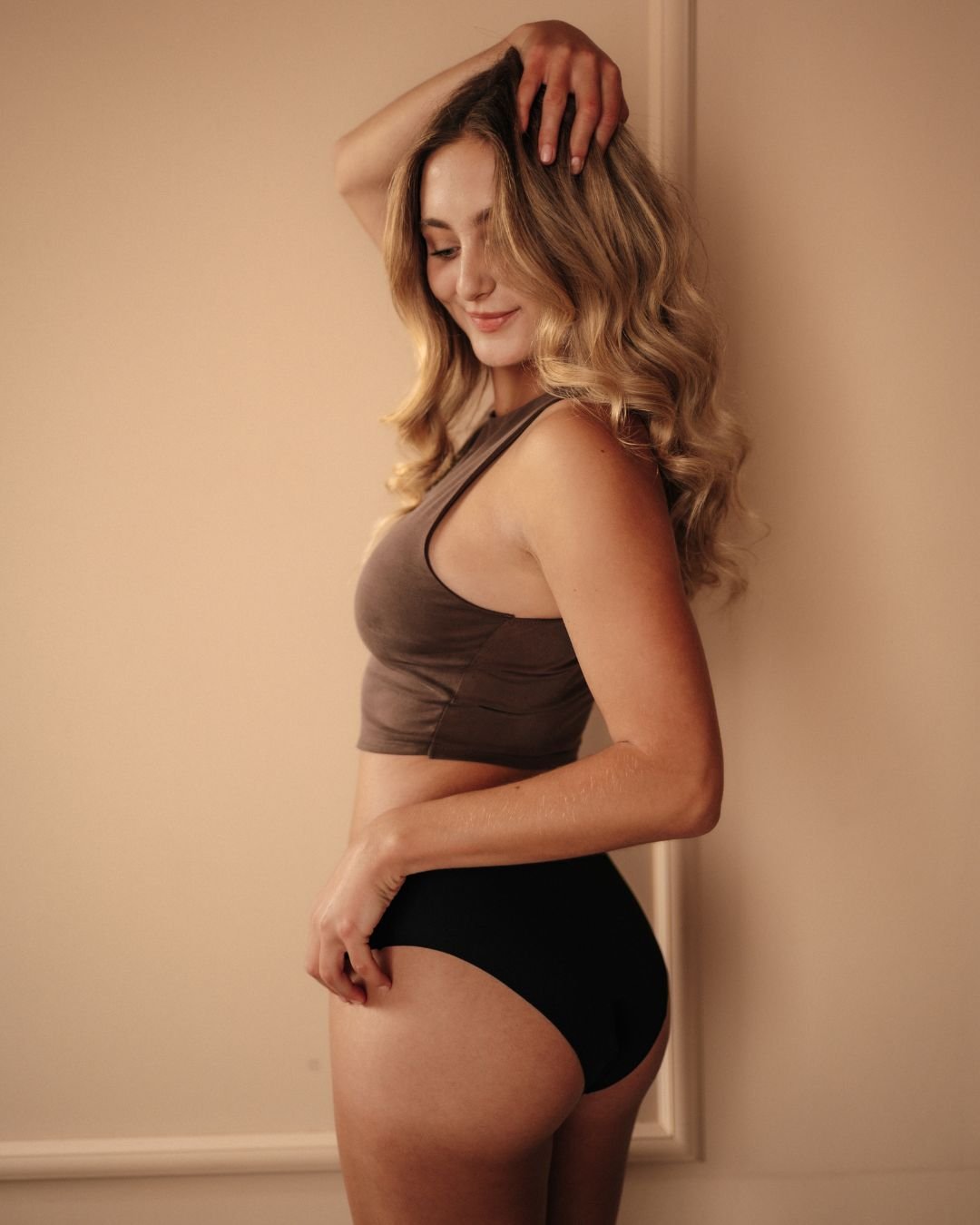 Periodenunterwäsche Seamless Slip Schwarz Medium am Model getragen schwarzer Look unsichtbar