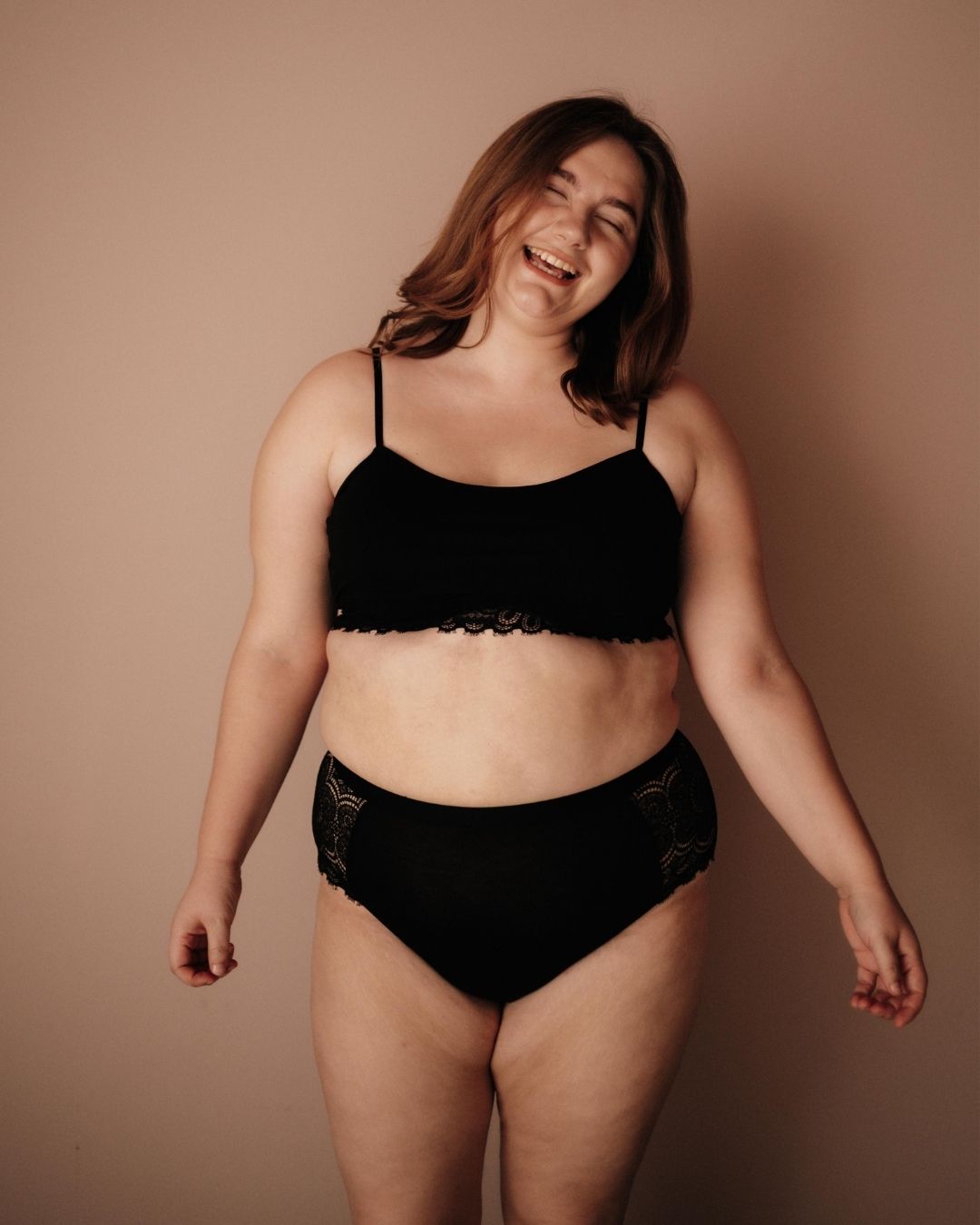 Periodenunterwäsche Spitze High Waist Schwarz Strong Frontalansicht sicherer Form-Sitz starke Tage Schutz