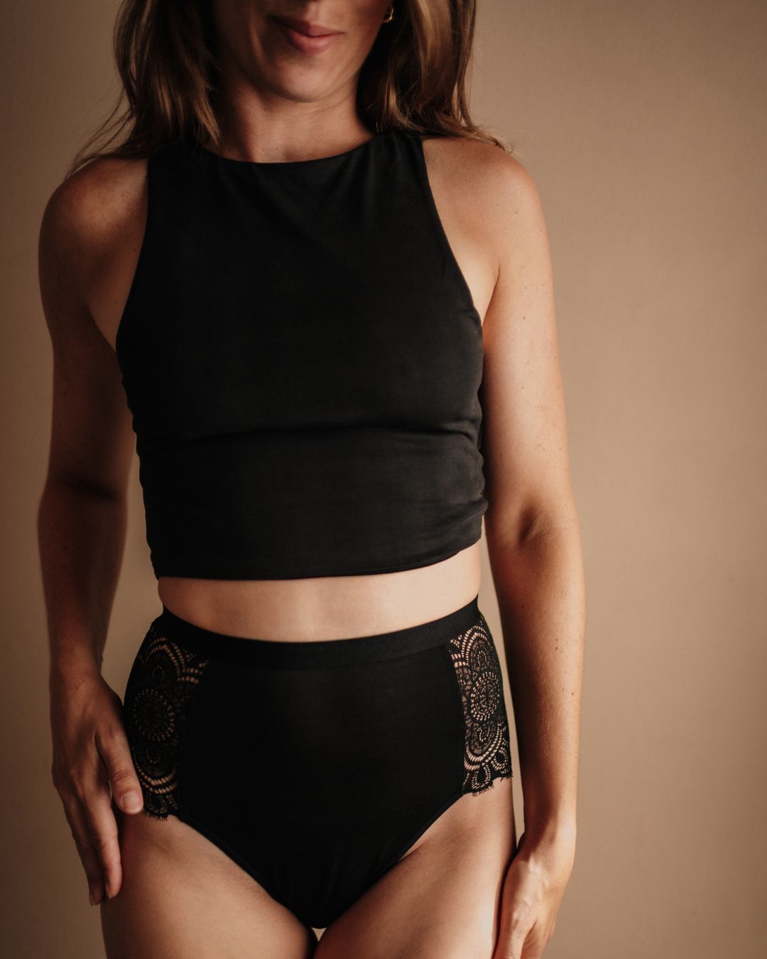 Periodenunterwäsche Spitze High Waist Schwarz Strong am Model getragen spitzenverzierte Optik hoher Bund