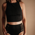 Periodenunterwäsche Spitze High Waist Schwarz Strong am Model getragen spitzenverzierte Optik hoher Bund