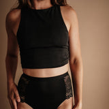 Periodenunterwäsche Spitze High Waist Schwarz Strong am Model getragen spitzenverzierte Optik hoher Bund