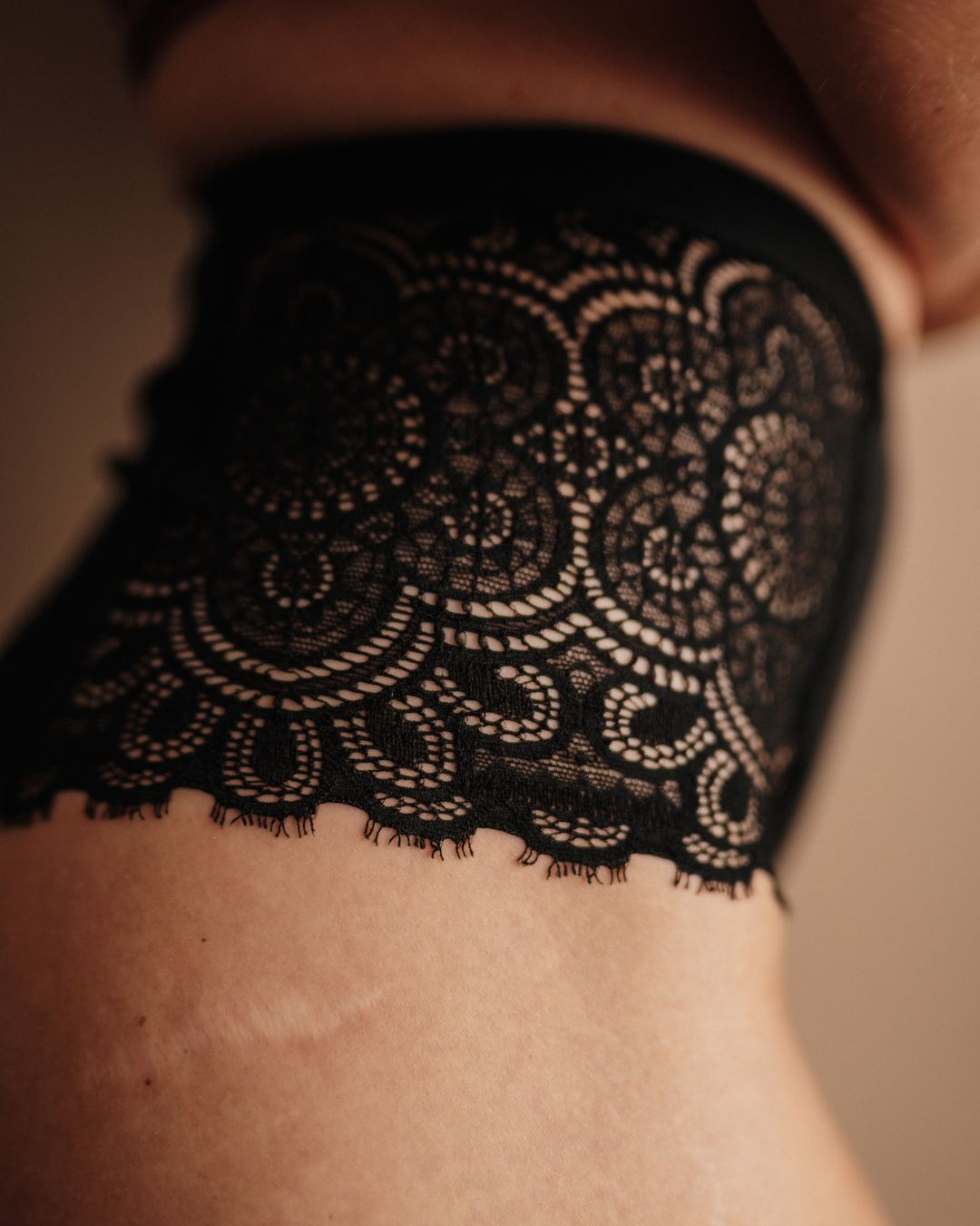 Periodenunterwäsche Spitze High Waist Schwarz Strong Fokus auf florale Spitze  edles Design