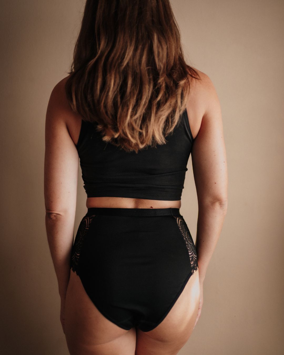 Periodenunterwäsche Spitze High Waist Schwarz Strong Rückansicht breiter Komfortbund PETA approved