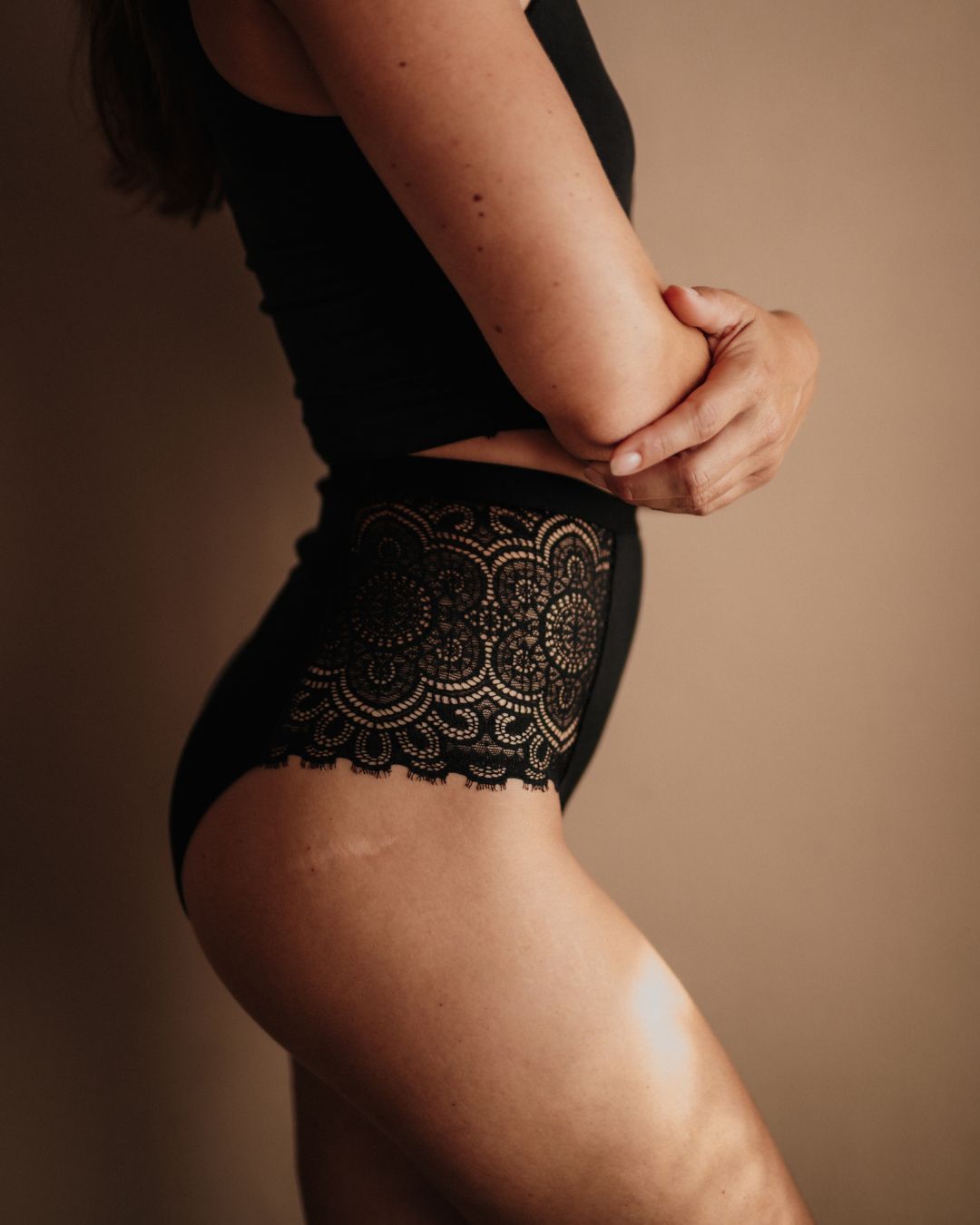 Periodenunterwäsche Spitze High Waist Schwarz Strong am Model getragen spitzenverzierte Optik hoher Bund