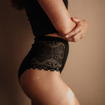 Periodenunterwäsche Spitze High Waist Schwarz Strong am Model getragen spitzenverzierte Optik hoher Bund