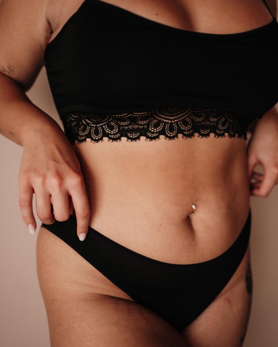 Periodenunterwäsche Spitze Slip Schwarz Set mit Bralette klassische Passform mit mittlerem Beinausschnitt