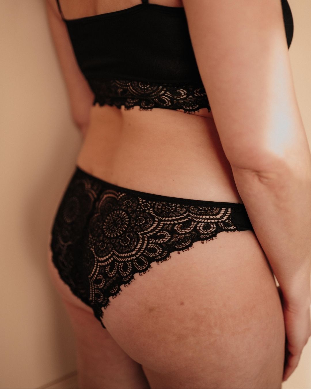 Periodenunterwäsche Spitze Slip Schwarz Rückansicht mit sicherem Form-Sitz ohne Biozide silberfrei