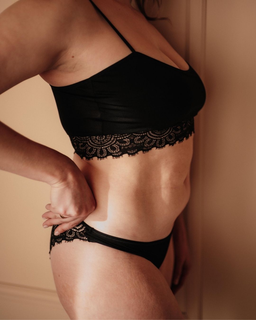 Periodenunterwäsche Spitze Slip Schwarz seitliche Ansicht mit feiner Spitze am Bund vegan PETA approved