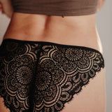periodenunterwaesche-spitze-slip-schwarz-medium-seitenansicht-1-kora-mikino