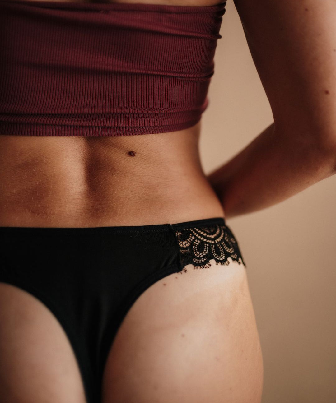 Periodenunterwäsche String mit Spitze Schwarz Rückansicht Gr. 36 minimale Abdeckung PETA approved vegan