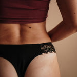 Periodenunterwäsche String mit Spitze Schwarz Rückansicht Gr. 36 minimale Abdeckung PETA approved vegan