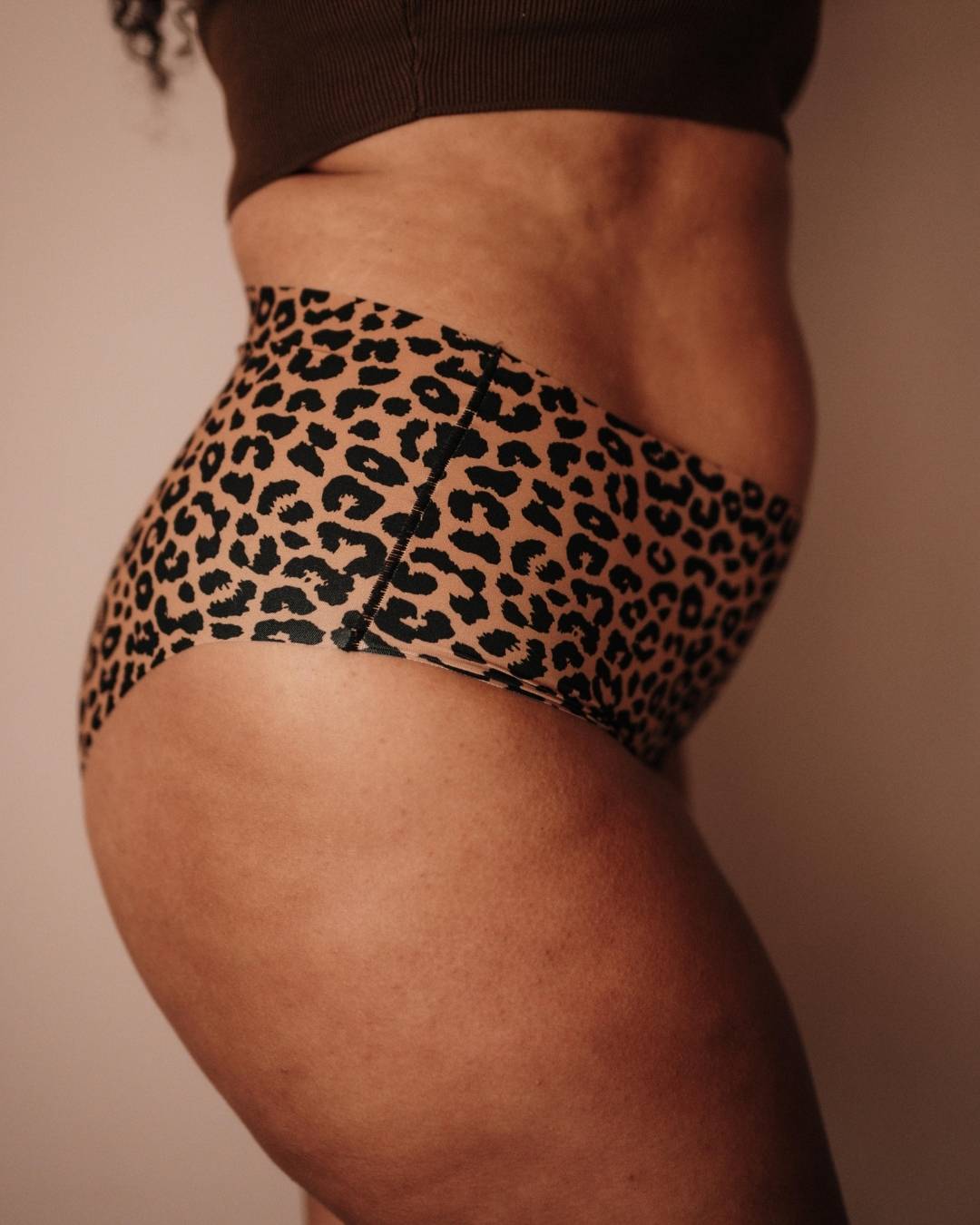 Seamless Periodenunterwäsche Leo High Waist Strong Seitenansicht hoher Bund sanfter Bauch-Halt