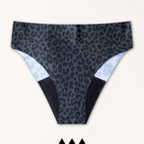 Seamless Slip Dark Leo Periodenunterwäsche Flatlay dunkles Leo-Muster nahtlos und hunderprozent vegan