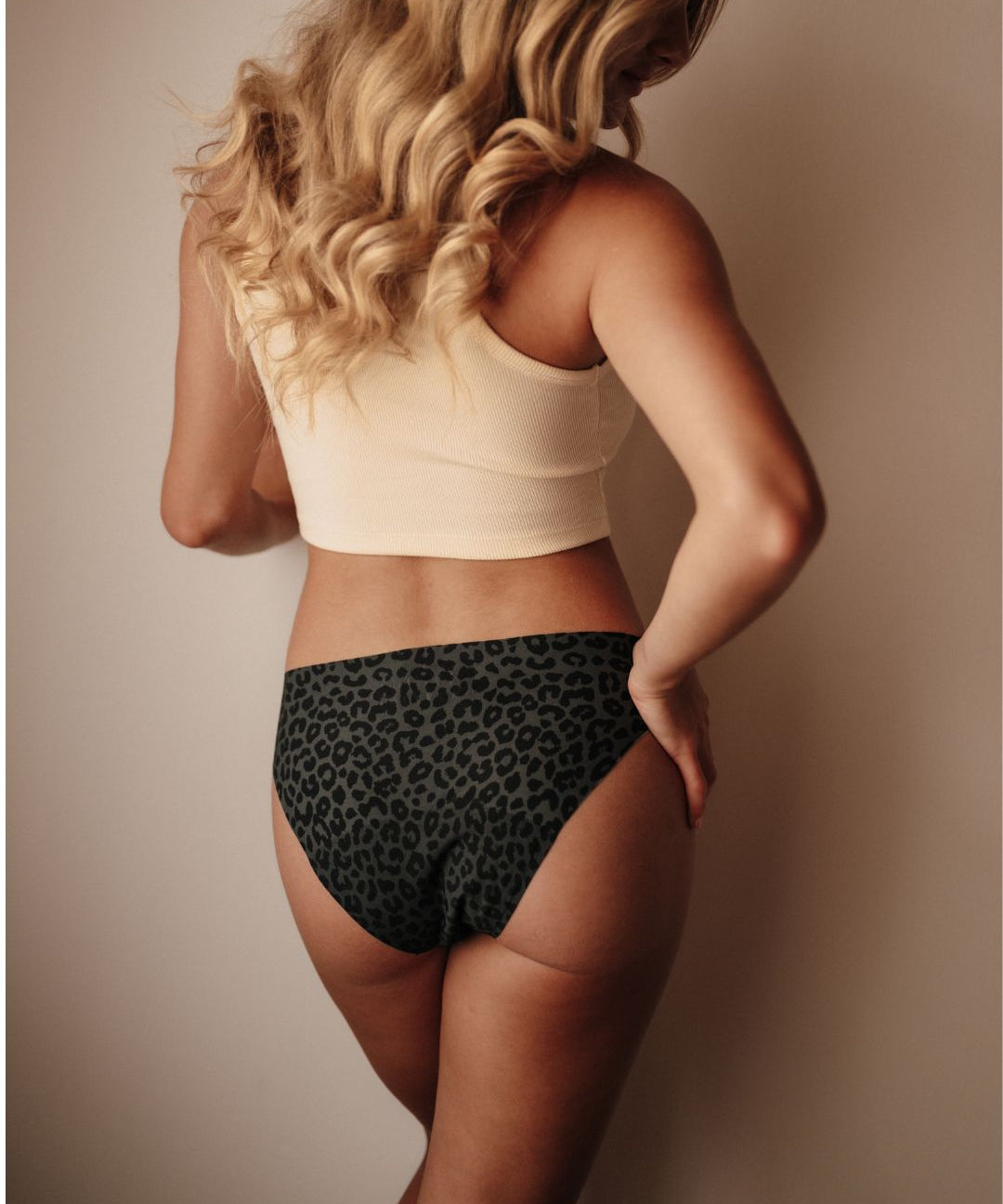 Seamless Slip Dark Leo Periodenunterwäsche Ansicht hinten klassischer Slip-Schnitt PETA approved