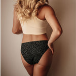 Seamless Slip Dark Leo Periodenunterwäsche Ansicht hinten klassischer Slip-Schnitt PETA approved