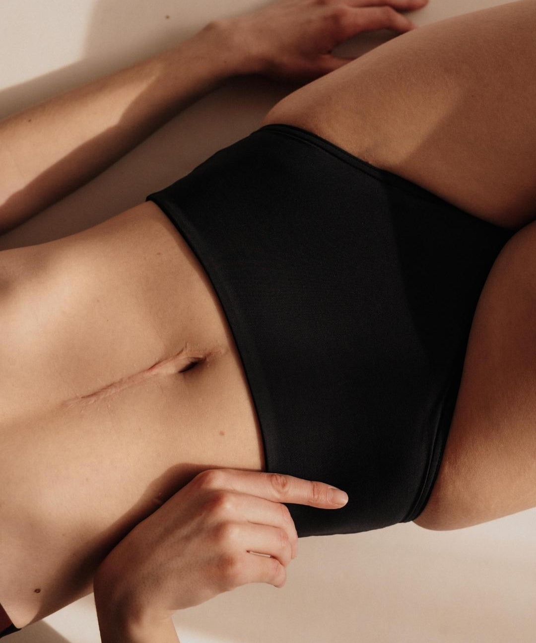 Strand Periodenbikini High Waist Schwarz Fokus auf das schnelltrocknende Material und flache Nähte
