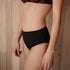 Strand Periodenbikini High Waist Schwarz seitliche Ansicht der diskreten Sauglage für den Strand