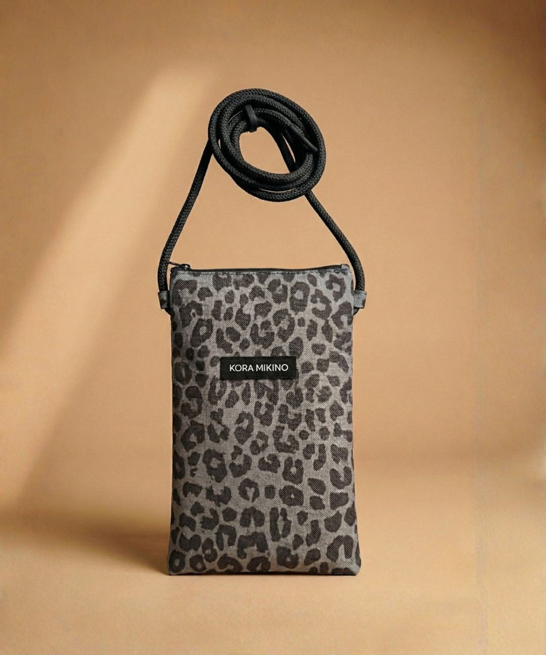 Wetbag zum Umhängen Dark Leo Tasche für Periodenunterwäsche mit verstellbarem Gurt und Leo-Print