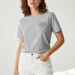 Monthly bleeding club T-Shirt grüner Print grau getragen von einer Frau mit Ai generiert