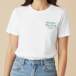Monthly bleeding club T shirt in weiß mit grüner Schrift getragen von einer Frau mit Ai generiert