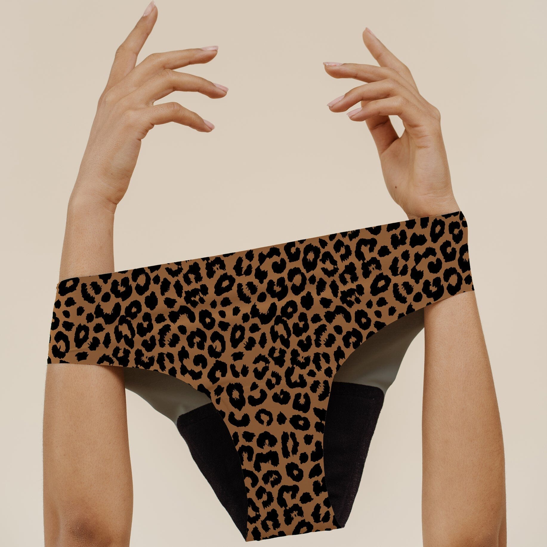 Close-up des NELLIE SEAMLESS Slips im Leo-Design. Detailansicht der nahtfreien Verarbeitung an Bauch und Bein, hautfreundliche Menstruationsunterwäsche mit mittlerer Saugkraft.